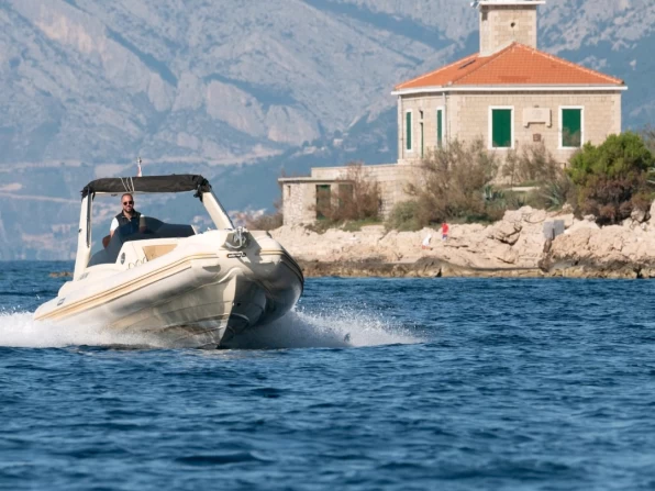 Motorboat for rent Makarska at the best price