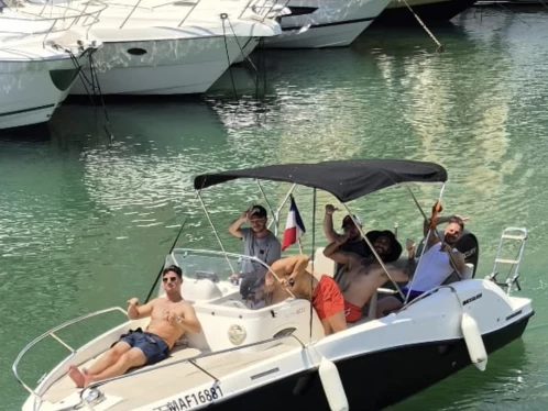 Rent a Quicksilver Activ 605 Sundeck Fréjus