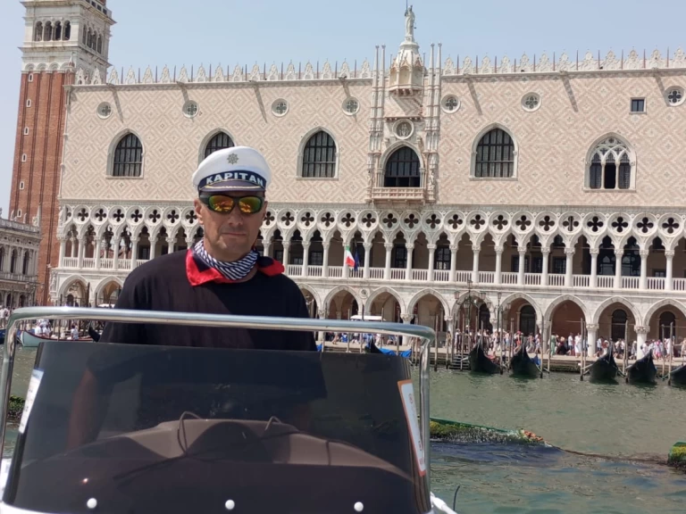 Motorboat for rent Venice at the best price