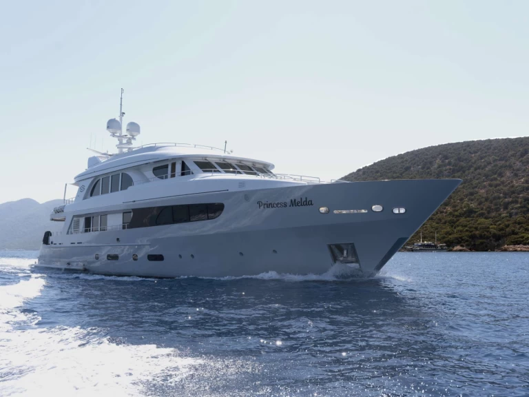 Bareboat Rental Luxury Yacht Custom with a boat licence