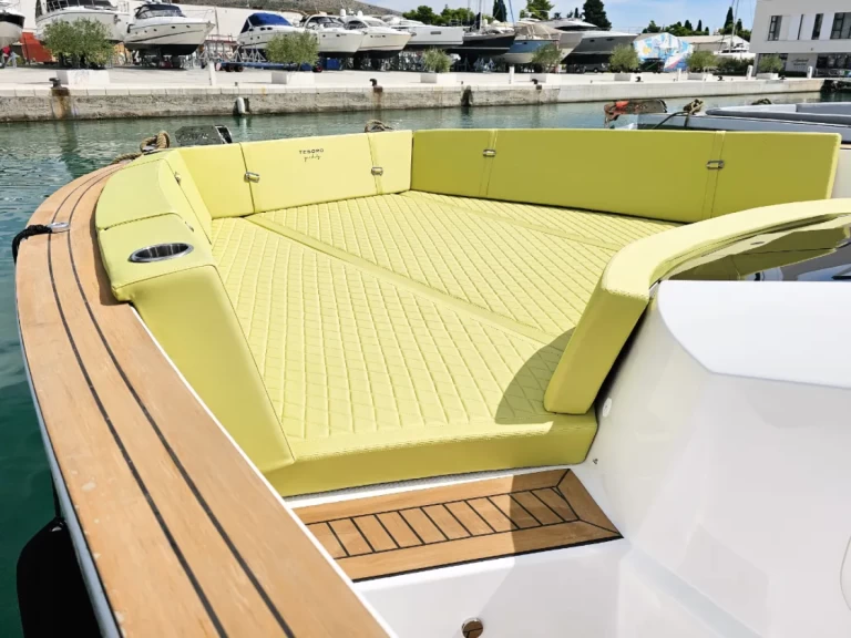 Boat rental Vanguard Tesoro T40 in Seget Donji on Samboat