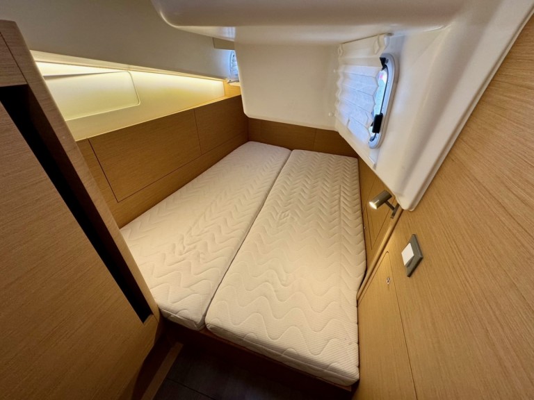 Jeanneau Sun Odyssey 410 in Kalamata on SamBoat