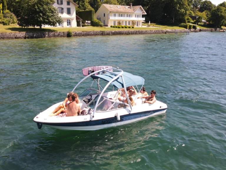 Bareboat Rental Motorboat Bayliner with a boat licence
