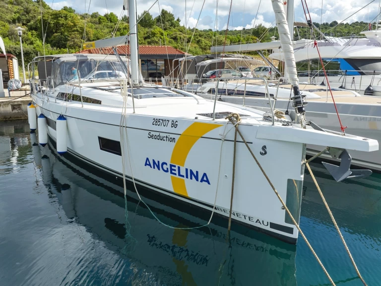 Rent a Bénéteau Oceanis 51.1 Primošten
