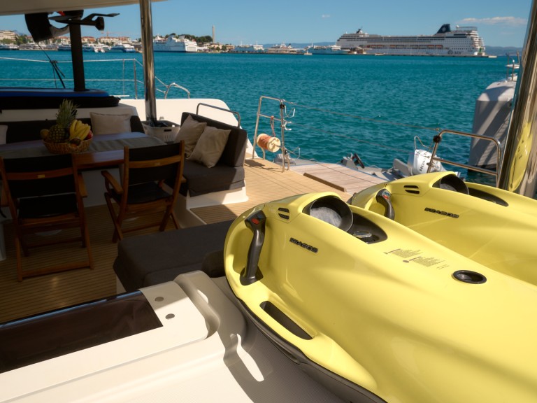 Boat rental Lagoon Lagoon 52 F in Trogir on Samboat