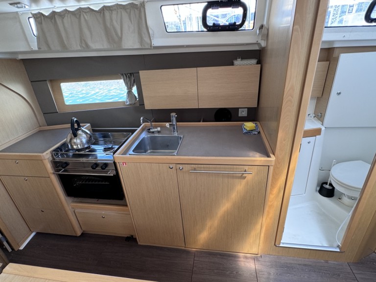 Sailboat rental in Sukošan - Bénéteau Oceanis 38