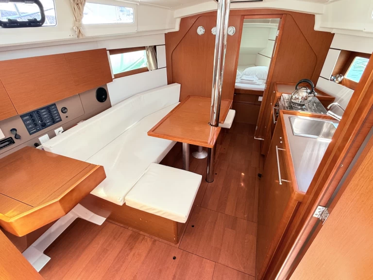 Bénéteau Oceanis 35 in Sukošan on SamBoat