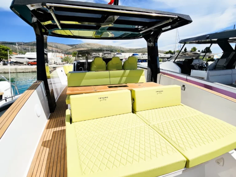 Motorboat for rent Seget Donji at the best price