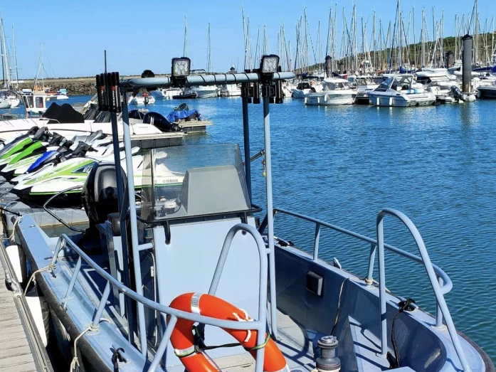 Motorboat rental in Les Sables-d'Olonne - Boston Whaler Boston Whaler 22 Outrage