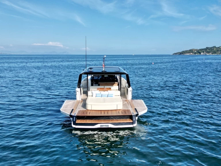 Bareboat Rental Motorboat Cranchi with a boat licence