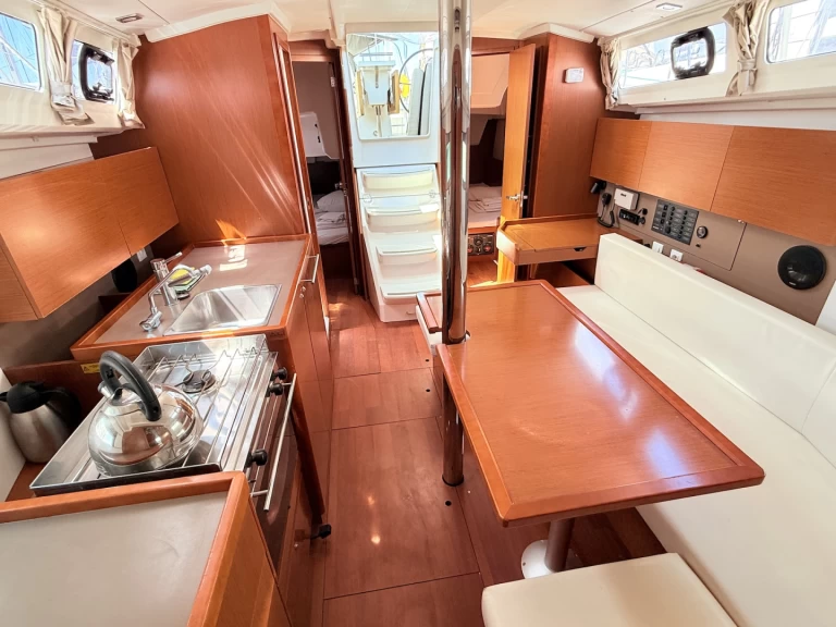 Boat rental Bénéteau Oceanis 35 in Sukošan on Samboat