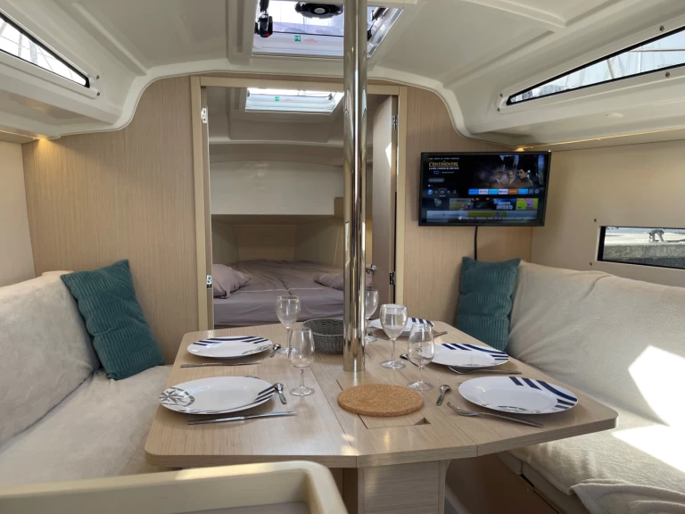 Boat rental Bénéteau Oceanis 30.1 in Les Sables-d'Olonne on Samboat