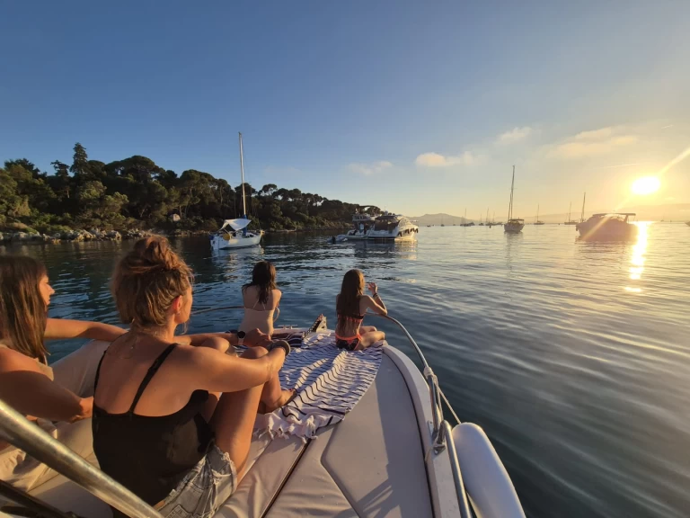 Bareboat Rental Motorboat Bénéteau with a boat licence