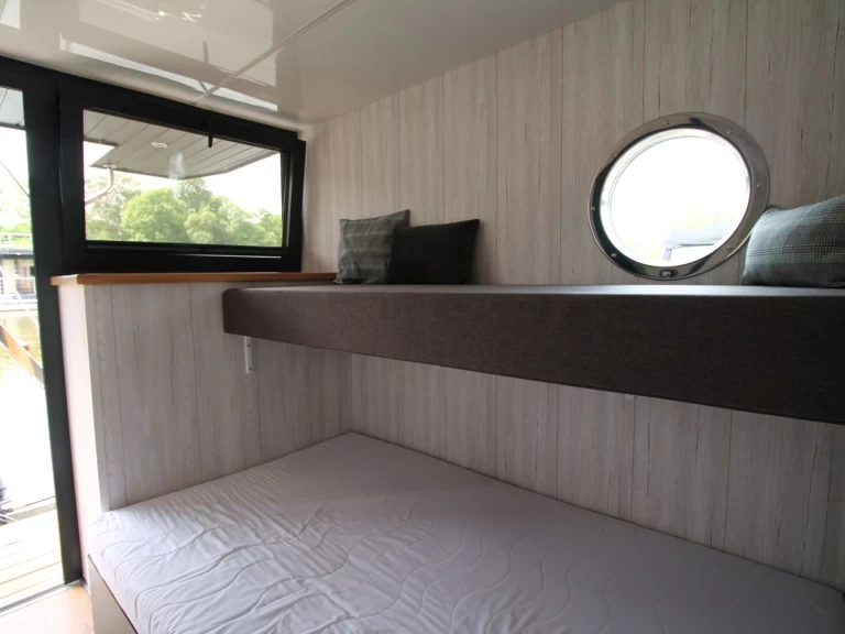 Yacht charter Zehdenick cheap Hausboot MOSES