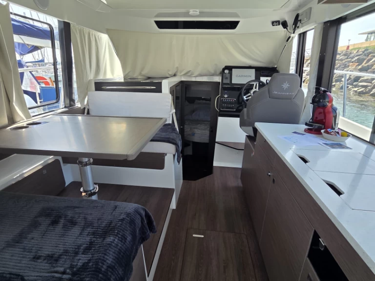 Motorboat rental with or without captain Jeanneau Talmont-Saint-Hilaire