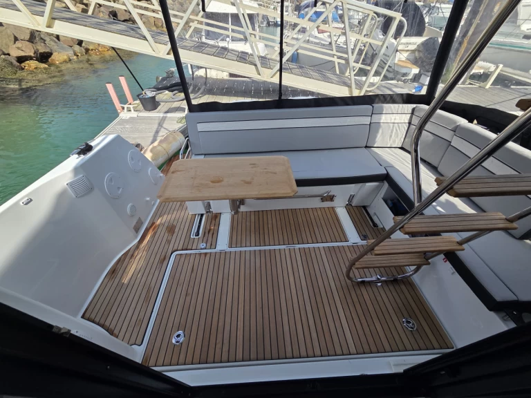 Bareboat Rental Motorboat Jeanneau with a boat licence