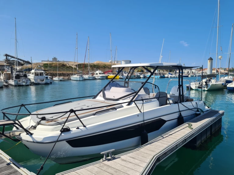 Boat rental Bénéteau Flyer 8 SUNdeck in Les Sables-d'Olonne on Samboat