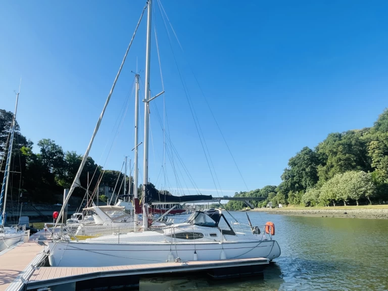 Rent a Alliaura-Marine FEELING 32 Auray