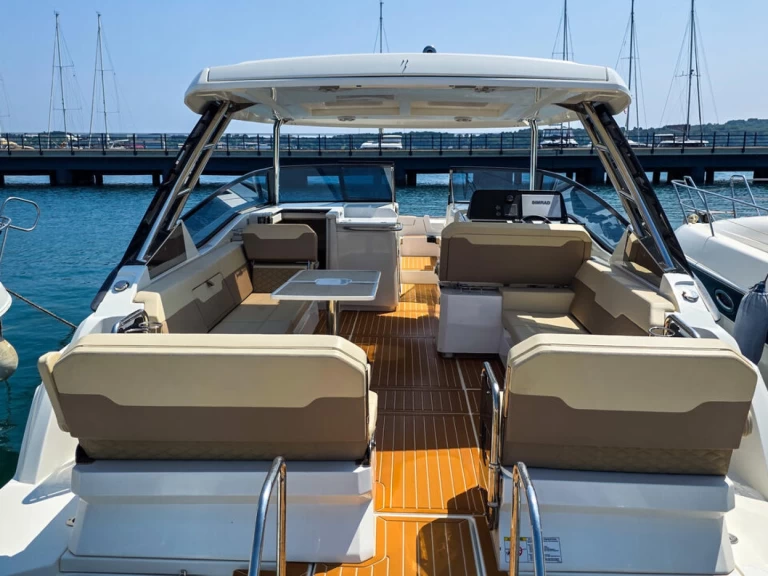 Boat rental Aquila Aquila 32 in Pula on Samboat