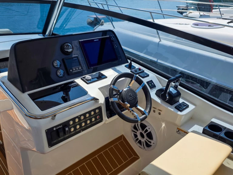 Bareboat Rental Motorboat Aquila with a boat licence