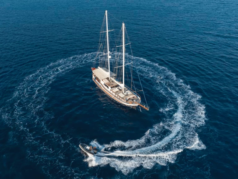 Bareboat Rental Luxury Yacht Custom with a boat licence