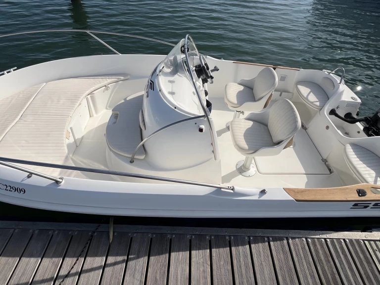 Bareboat Rental Motorboat Bénéteau with a boat licence