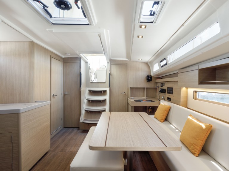 Rent a Bénéteau Oceanis 40.1 Alimos