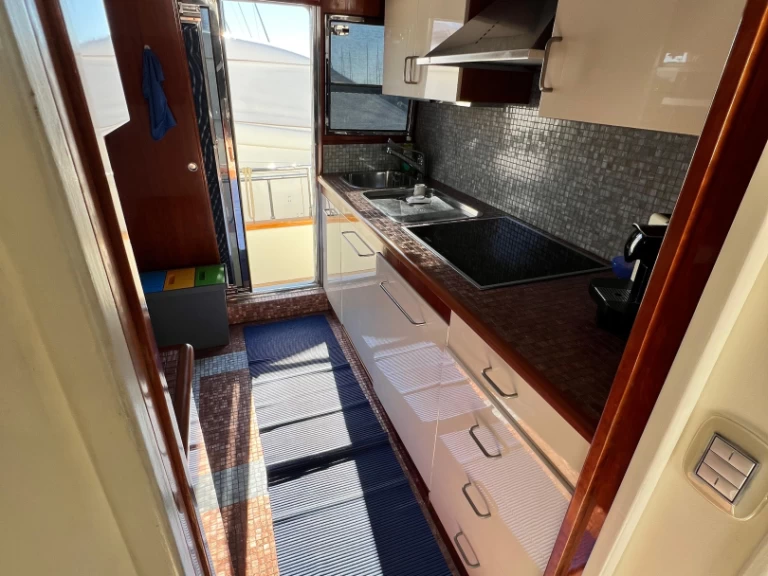 Yacht charter Porto di Salerno cheap falcon 80