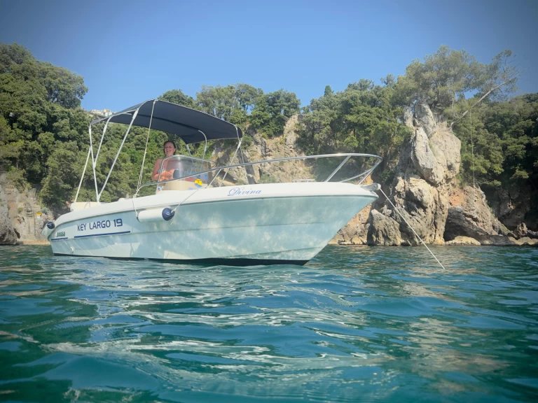 Bareboat Rental Motorboat Sessa Marine with a boat licence