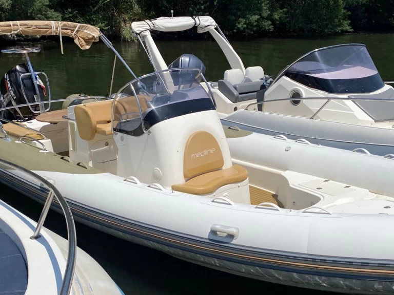 Rent a Zodiac Medline 8.5 Port Grimaud
