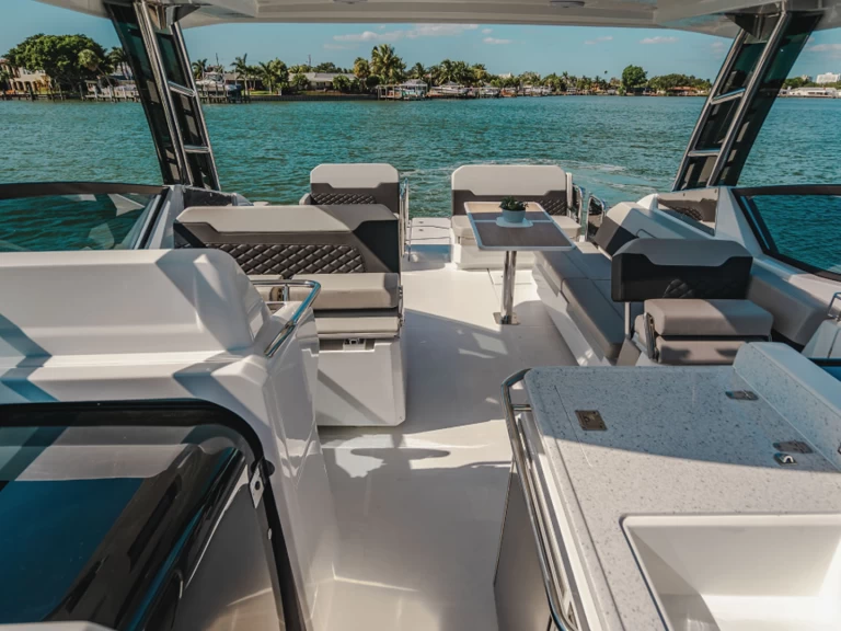 Boat rental Aquila Aquila 32 Sport in Saint-Raphaël on Samboat