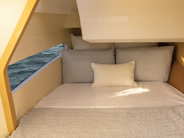 Motorboat rental with or without captain Aquila Saint-Raphaël