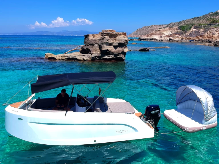 Bareboat Rental Motorboat Valory with a boat licence