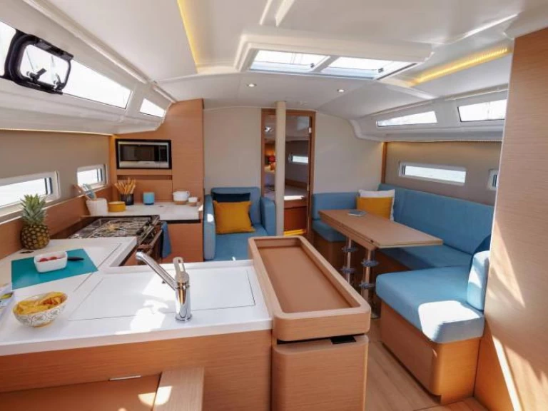 Sailboat for rent Lávrio at the best price
