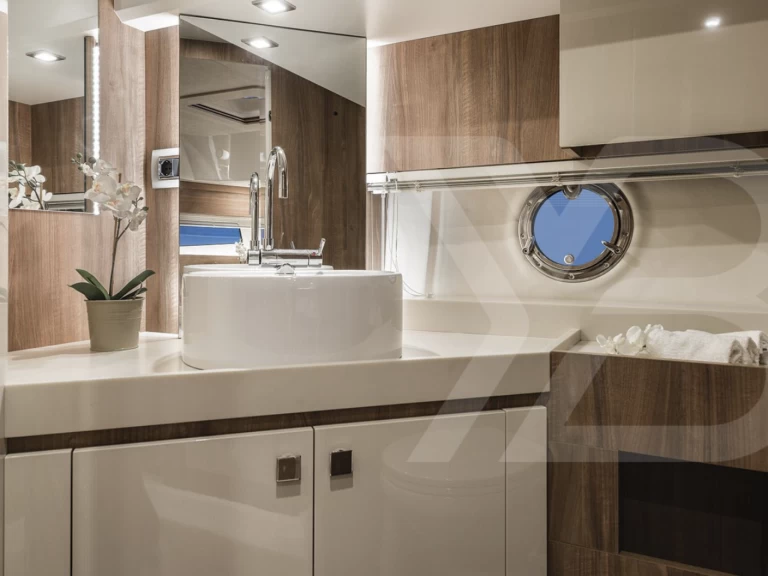 Rent a Cranchi Eco Trawler Long Distance 43 Marina de Portimão