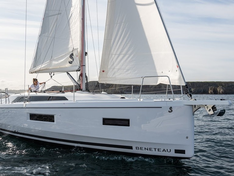 Bénéteau Oceanis 37.1 in Furnari on SamBoat