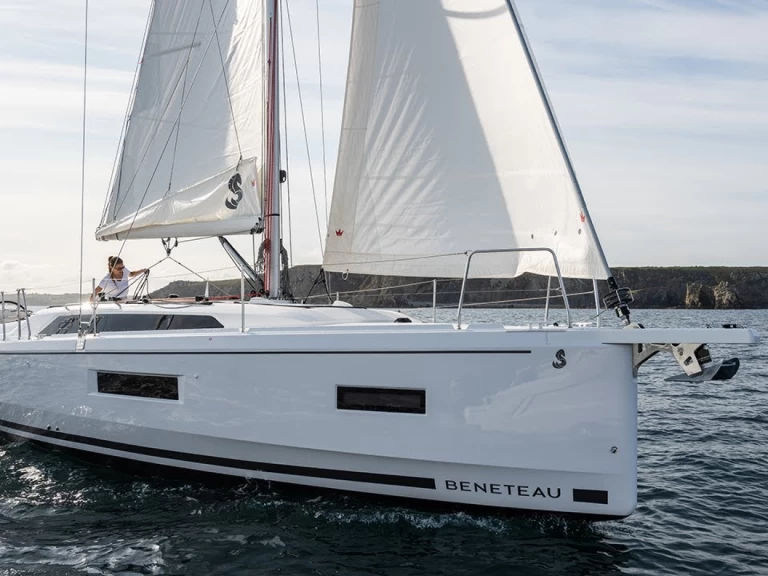 Bénéteau Oceanis 37.1 in Furnari on SamBoat