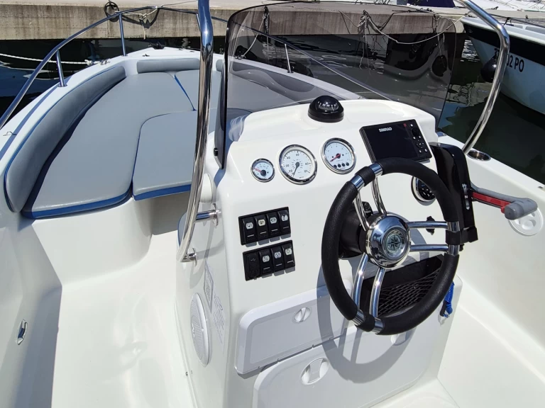 Motorboat for rent Červar-Porat at the best price