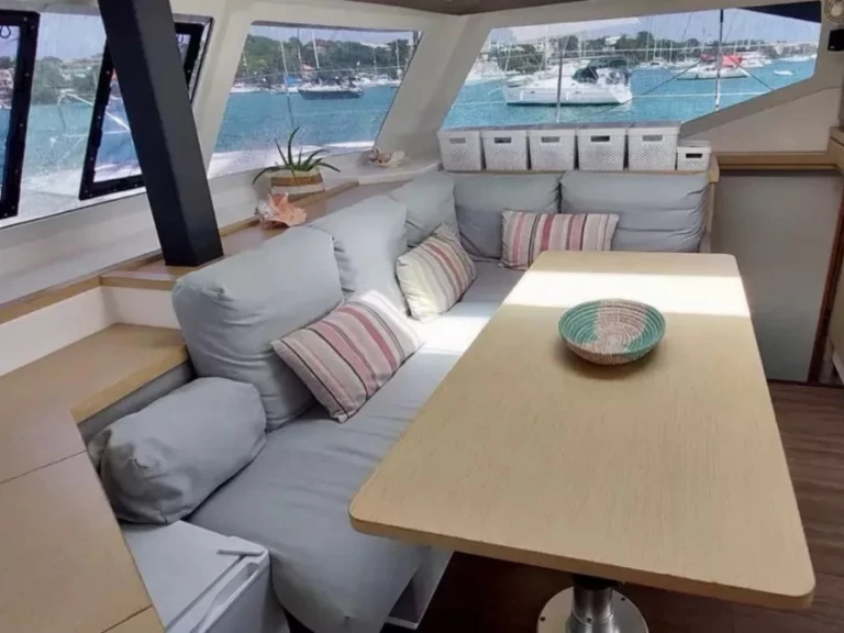 Yacht charter Ribishi cheap Lucia 40
