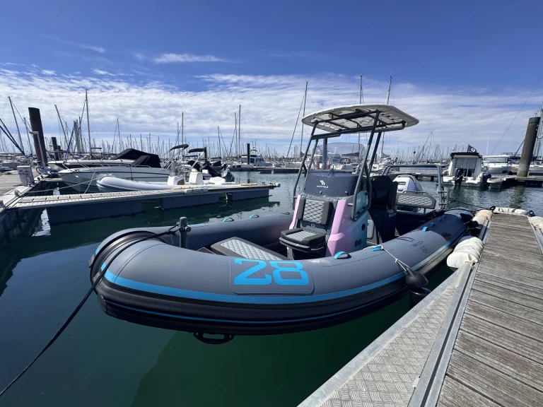 Boat rental Highfield 660 Sport Edition Limitée Paris 2024 in La Rochelle on Samboat