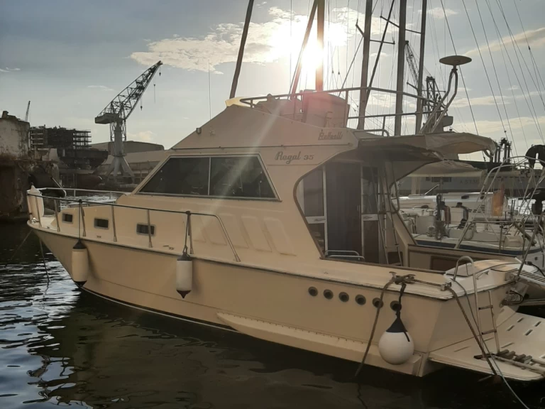 Boat rental Raffaelli Regal 35 in Castellammare di Stabia on Samboat