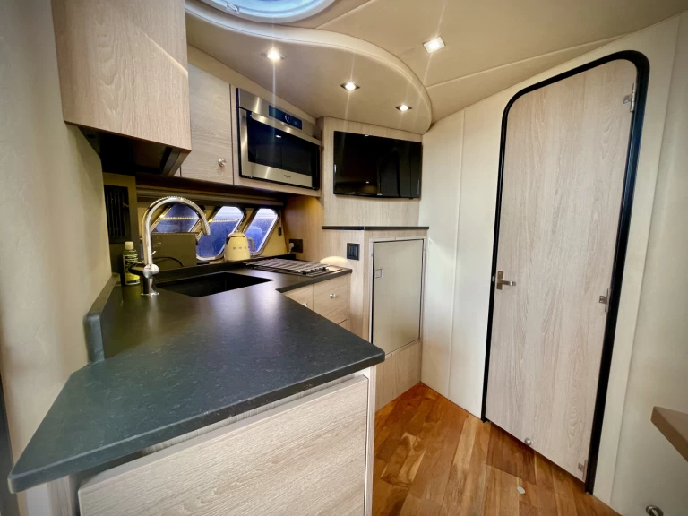 Bareboat Rental Luxury Yacht Cruisers with a boat licence