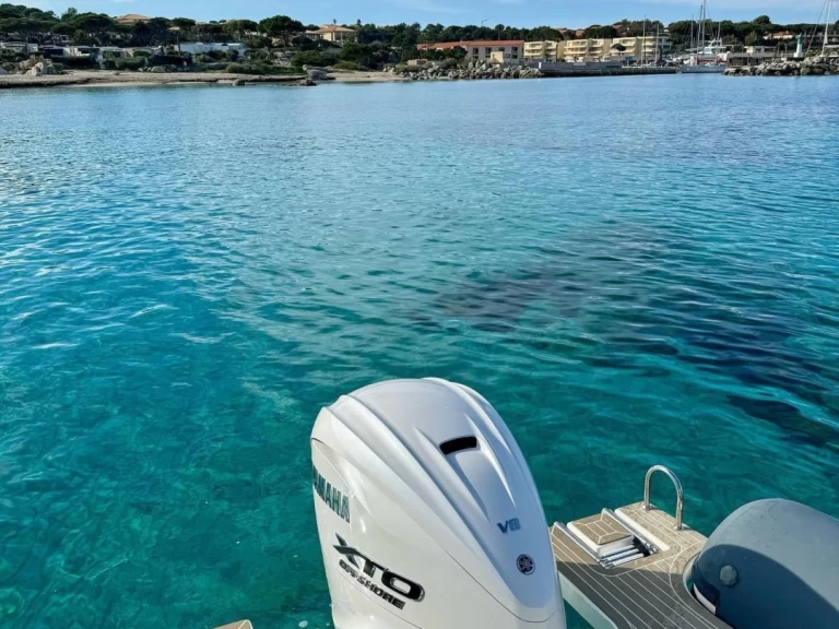 Capelli Tempest 900 Luxe charter bareboat or captained in  Marine de Sant'Ambrogio