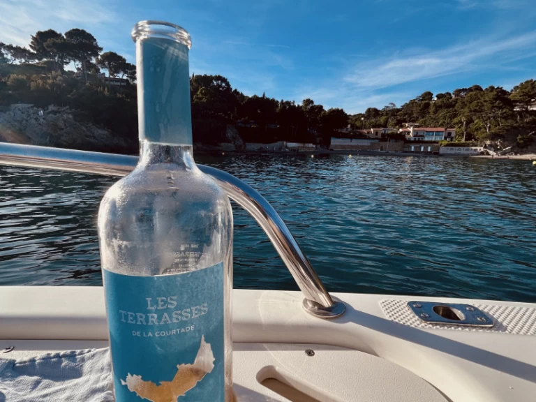 Rent a Quicksilver Activ 755 Sundeck Toulon