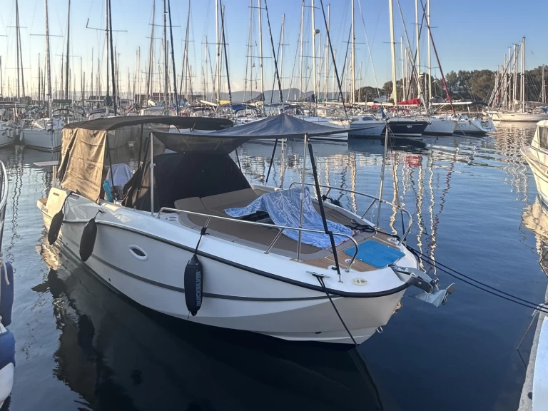 Bareboat Rental Motorboat Quicksilver with a boat licence