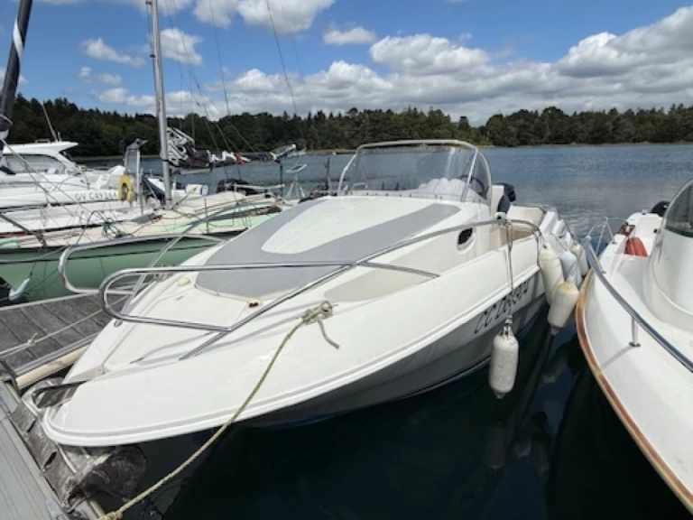 Bareboat Rental Motorboat Quicksilver with a boat licence