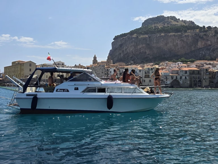 Bareboat Rental Motorboat Windy with a boat licence