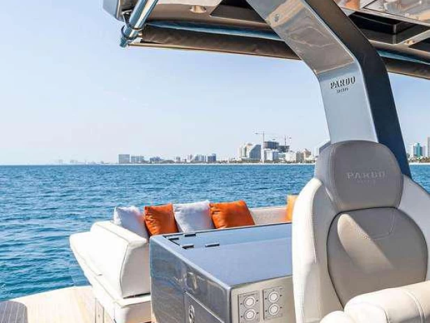 Motorboat rental with or without captain Pardo Yachts Cannes
