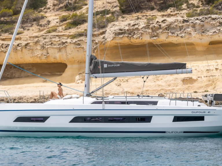 Dufour Dufour 41 - 3 cab. charter bareboat or captained in  Lefkáda