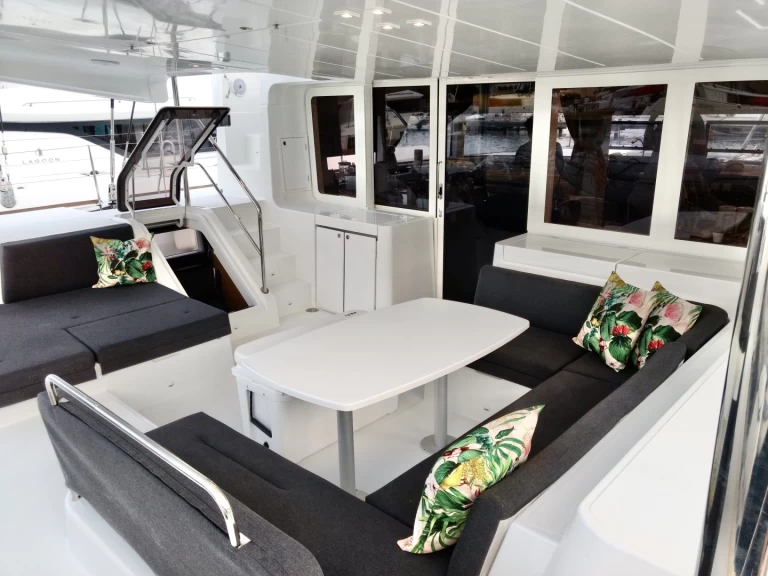 Lagoon Lagoon 52 - 5 + 1 cab. in Parham Town on SamBoat